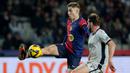 Pemain Barcelona, Fermin Lopez (kiri) berebut bola dengan Jon Moncayola dalam laga lanjutan Liga Spanyol 2024/2025 di Estadi Olimpic Lluis Companys, Barcelona, Spanyol, Jumat (27/03/2025) waktu setempat. (AFP/Lluis Gene)