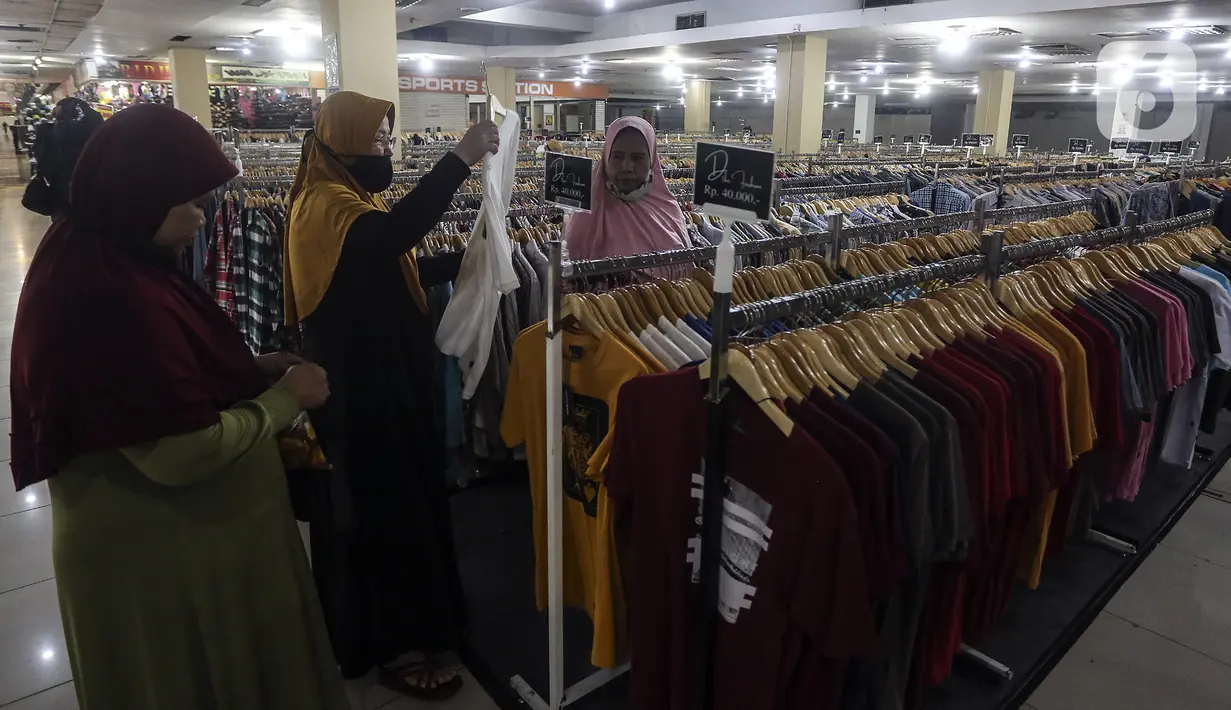 Warga memilih pakaian di salah satu pusat perbelanjaan di Jakarta, Rabu (25/3/2021). Senior Financial Planner Aidil Akbar Madjid mengatakan program yang digulirkan pemerintah dalam pemulihan ekonomi nasional harus seiring dengan upaya mendongkrak daya beli masyarakat. (Liputan6.com/Johan Tallo)