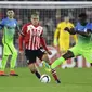 Pemain Southampton, Oriol Romeu, saat berduel dengan gelandang Inter Milan, Assane Demoya Gnoukouri. ((AP Photo/Matt Dunham)