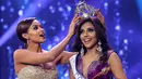 Ekspresi Miss Cartagena, Laura Gonzalez saat dipakaikan mahkota dan dinobatkan menjadi Miss Colombia 2017 di Cartagena, Kolombia (20/3). (AFP/Joaquiin Sarmiento)
