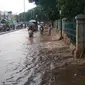 Banjir Merendam Halte Pasar Induk Kramat Jati dan Lampu Merah Pasar Hek, Jalan Pondok Gede, Jakarta Timur. (Foto: Merdeka.com)