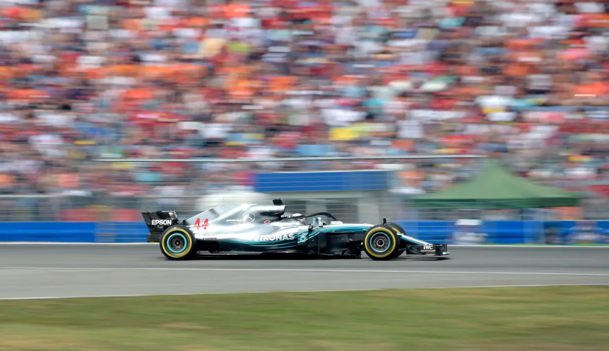 Pembalap Mercedes, Lewis Hamilton memacu mobilnya selama balapan F1 GP Jerman di Sirkuit Hockenheim, Minggu (22/7). Hamilton keluar sebagai pemenang balapan F1 GP Jerman dengan catatan waktu 1 jam 32 menit 29,845 detik. (AP/Jens Meyer)