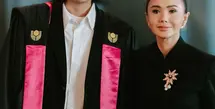 Disela-sela kesibukannya, Yuni tak melewatkan momen penting sang buah hati. Terbang ke Singapura untuk mendampingi putranya saat wisuda. [Instagram/yunishara36]