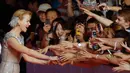 Bintang Hollywood Nicole Kidman disambut penggemarnya pada Festival Film Internasional Shanghai ke-17 di Cina, Sabtu (14/6/14). (AFP PHOTO)