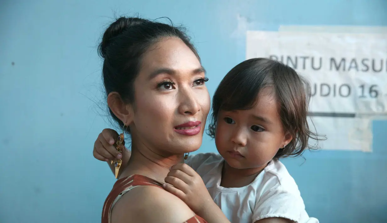 "Karena tetap berkegiatan di mana aja, saya mengatur kegiatan yang sudah dijadwal, seperti kali ini ada syuting film dan beberapa pertunjukkan, habis itu break," ujar pemeran Yanti 7 Hati 7 Cinta 7 Wanita ini. (Nurwahyunan/Bintang.com)