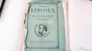 Sebuah buku tentang Abraham Lincoln yang ditulis dalam bahasa Prancis dan diberikan kepada Al Capone saat dia dipenjara di Alcatraz terlihat di Rumah Lelang Witherell, Sacramento, California, Amerika Serikat, 4 Oktober 2021. Sebanyak 174 item peninggalan Al Capone akan dilelang. (Nick Otto/AFP)