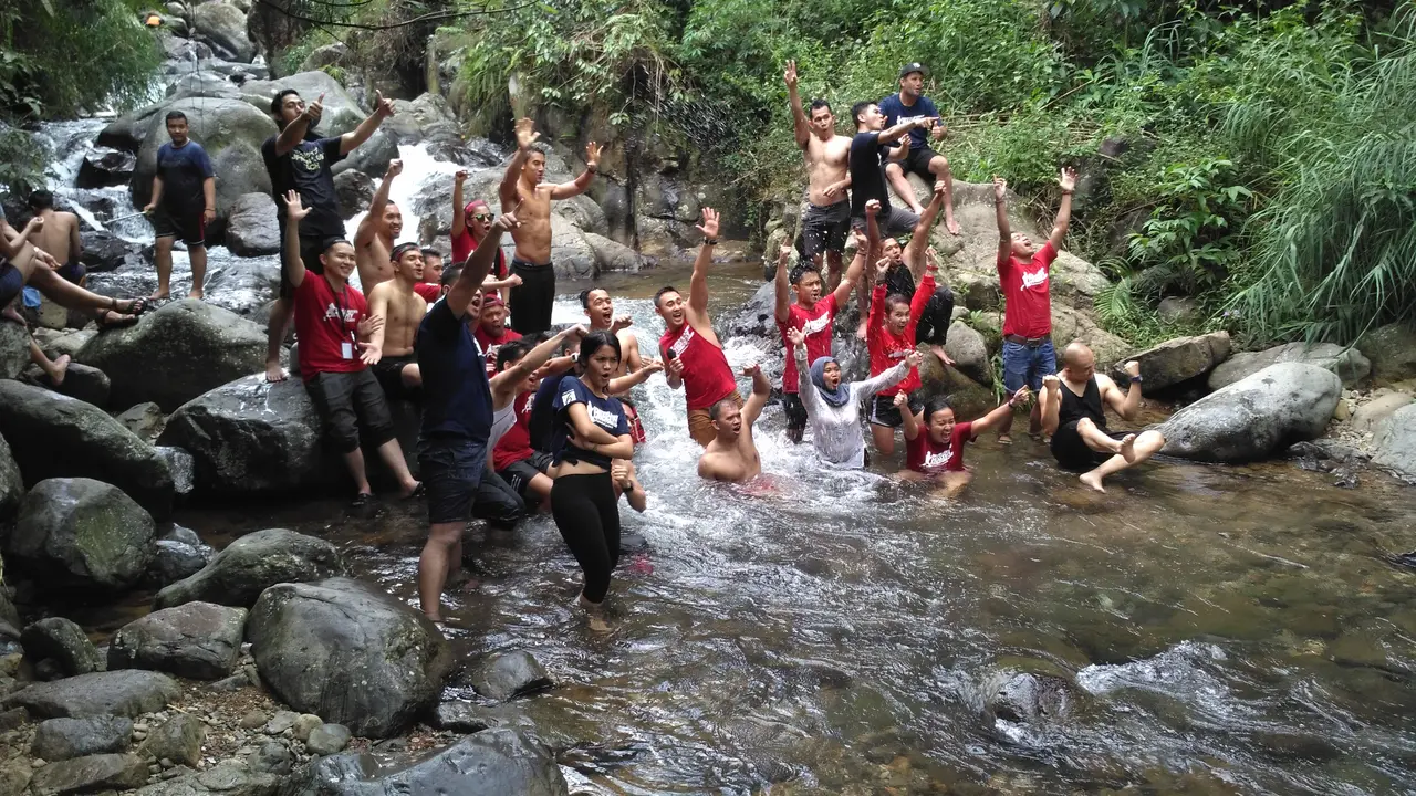Peserta Amazing Journey Healthy Adventure Camp di Curug Putri Kencana, Bogor