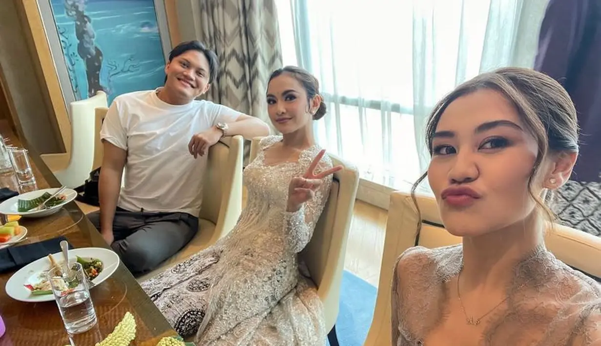 Aaliyah mengenakan lace warna silver dipadukan inner bustier ungu serta bros silver. Dengan gaya makeup fresh dan gaya rambut updo dengan poni depan. [@aaliyah.massaid]