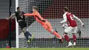 Gelandang Manchester City, Gabriel Jesus (kiri) menyundul bola melewati kiper Arsenal, Runar Alex Runarsson pada laga perempatfinal Piala Liga Inggris di Emirates Stadium, Rabu (23/12/2020) dini hari WIB. Man City ke semifinal Piala Liga Inggris lewat skor 4-1 atas Arsenal. (AP Photo/Frank Augstein)