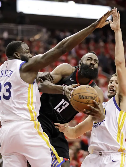 Aksi pemain Rockets, James Harden (tengah) melewati adangan pemain Warriors pada gim kelima final NBA basketball Wilayah Barat di Toyota Center, Houston, (24/5/2018). Houston menang 98-94. (AP/David J. Phillip)