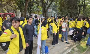 Mahasiswa UI berkumpul di lapangan parkir Fisip UI untuk bertolak ke Jakarta malakukan aksi demontrasi di Jakarta. (Liputan6.com/Dicky Agung Prihanto)