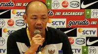 Asisten pelatih Timnas Indonesia U-22, Liestiadi, dalam sesi konferensi pers usai pertandingan perdana kualifikasi Piala Asia U-22 2013 Grup E melawan Australia di Stadion Kaharudin Nasution, Pekanbaru, 5 Juli 2012.