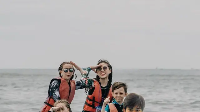 Minta Diedit Biar Masnya Hilang, 6 Hasil Foto Zara Eks JKT48 Ini Kocak