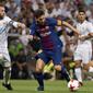 Sergio Ramos mengawal ketat Lionel Messi dalam leg kedua Piala Super Spanyol 2017 yang mempertemukan Real Madrid dan Barcelona di Santiago Bernabeu, Madrid, 16 Agustus 2017. (CURTO DE LA TORRE / AFP)