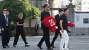 Bek Liverpool asal Belanda, Virgil van Dijk (tengah) dan bek Liverpool asal Skotlandia, Andy Robertson (kedua kanan) tiba di pemakaman penyerang Liverpool asal Portugal, Diogo Jota, dan saudara laki-lakinya, Andre Silva, di Gereja Induk Gondomar, pinggiran Porto, pada 5 Juli 2025. (FILIPE AMORIM/AFP)