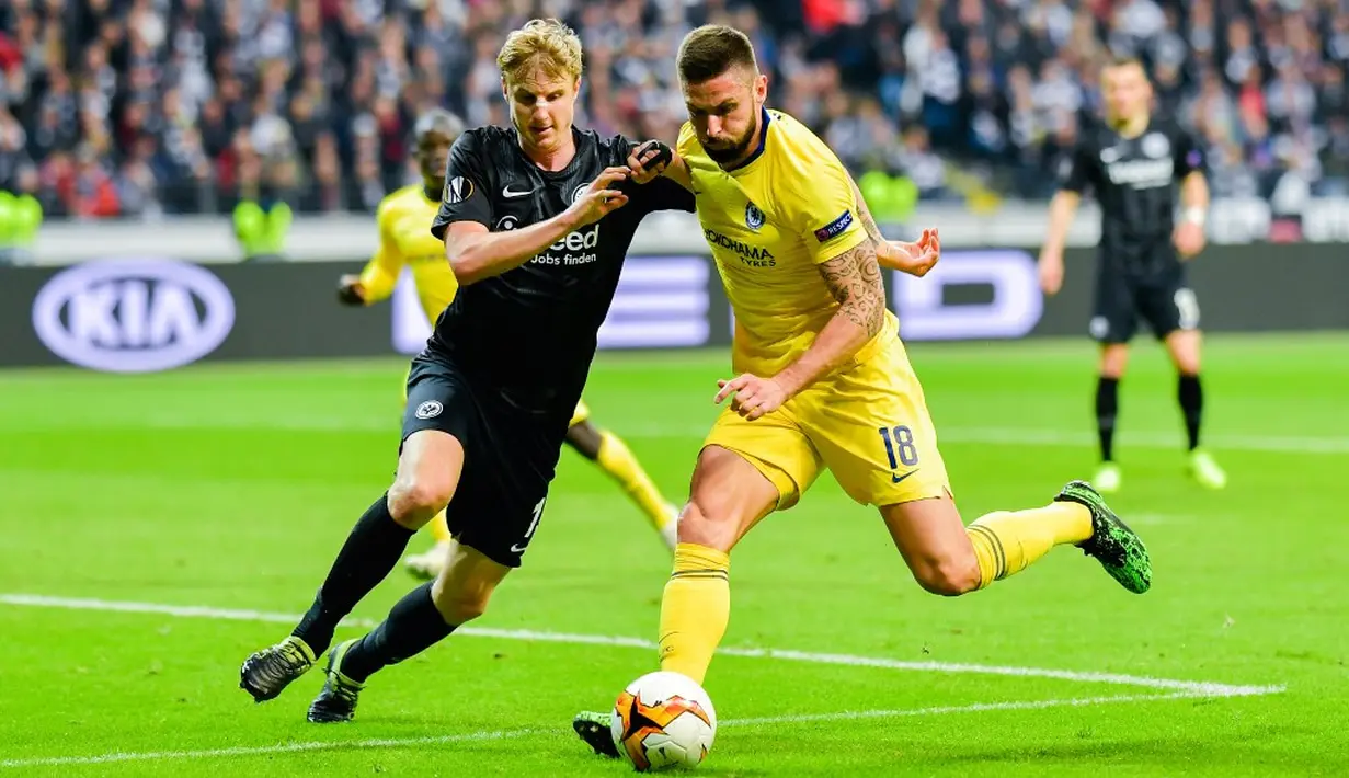 Bomber Chelsea, Olivier Groud melepaskan tendangan pada leg 1, semifinal Liga Europa yang berlangsung di Stadion Commerzbank Arena, Frankfurt, Jumat (3/5). Chelsea imbang 1-1 kontra Eintracht Frankfurt. (AFP/Uwe Anspach)
