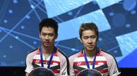 Ganda putra Indonesia, Kevin Sanjaya dan Marcus Gideon merayakan gelar All England di Birmingham, Minggu (18/3/2018). Mereka juara setelah mengalahkan Mathias Boe dan Carsten Mogensen dengan skor 21-18, 21-17. (AFP/Paul Ellis)