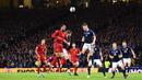 Pemain Skotlandia, Scott McTominay (tengah kanan) berebut bola dengan pemain Spanyol, Borja Iglesias pada matchday kedua Kualifikasi Euro 2024 di Hampden Park, Glasgow, Skotlandia, Rabu (29/03/2023) WIB. Skotlandia berhasil menang dengan skor 2-0. (AFP/Andy Buchanan)