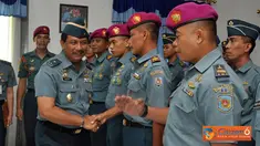 Citizen6, Surabaya: Kadisdikal Laksma TNI Asep Burhanudin mengucapkan selamat kepada 60 perserta yang telah mengikuti Pekerti gelombang I tahun 2012. (Pengirim: Penkobangdikal).