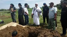 Istri kedua Opick langsung di makamkan hari ini, Senin (19/3) di TPU Cilincing Jakarta Utara. Liang Lahat dipenuhi air, Opick sempat minta makam istrinya dipindah.