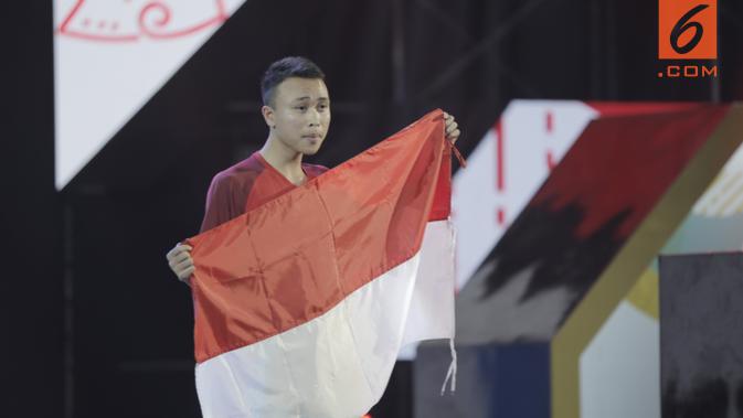 Ridel Yesaya Sumarandak melakukan selebrasi usai menjuarai  E-Sports dari nomor Clash Royale di BritAma Arena, Jakarta, Senin, (27/8/2018). Ridel mencatat rekor sebagai peraih medali emas termuda di Asian Games 2018. (Bola.com/Vascal Sapta Hadi)