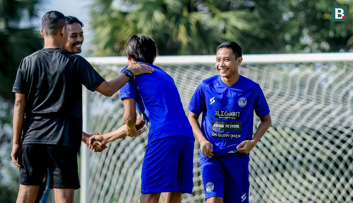<p>Evan Dimas dan Andik Rendika Rama halal bihalal bersalaman dengan vidio analis arema, FX Yanuar sebelum latihan dimulai. (Bola.com/Iwan Setiawan)</p>