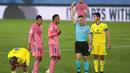 Pemain Real Madrid, Eder Militao, mendapat kartu kuning saat melawan Cadiz pada laga Liga Spanyol di Stadion Alfredo Di Stefano, Minggu (18/10/2020). Real Madrid takluk dengan skor 1-0. (AP/Bernat Armangue)