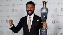Bintang Liverpool Mohamed Salah kembali menorehkan prestasi pribadi dengan meraih penghargaan PFA Men's Player of The Year alias Pemain Pria Terbaik versi Professional Footballer's Association (PFA) dalam PFA Awards 2025. (Darren Staples/AFP)