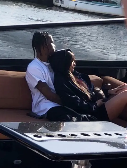 Kylie Jenner da Travis Scott sendiri baru saja jalan-jalan ke Miami. Mereka pun terlihat mesra saat liburan. (people.com)