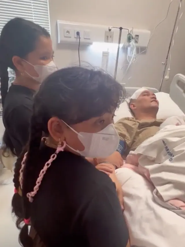 Indra Bekti dan kedua putrinya. (Foto: Dok. Instagram @dhila_bekti)