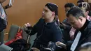 Terdakwa kasus ujaran kebencian, Ahmad Dhani memegang gelas berisi kopi sebelum sidang di PN Jakarta Selatan, Senin (2/7). Sidang tersebut menghadirkan saksi dari jaksa dan saksi meringankan dari Ahmad Dhani. (Liputan6.com/Immanuel Antonius)