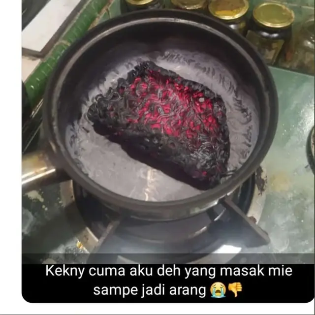 6 Potret Apes Makanan Berubah Warna Ini Tak Sesuai Ekspektasi, Bikin Senyum Tipis