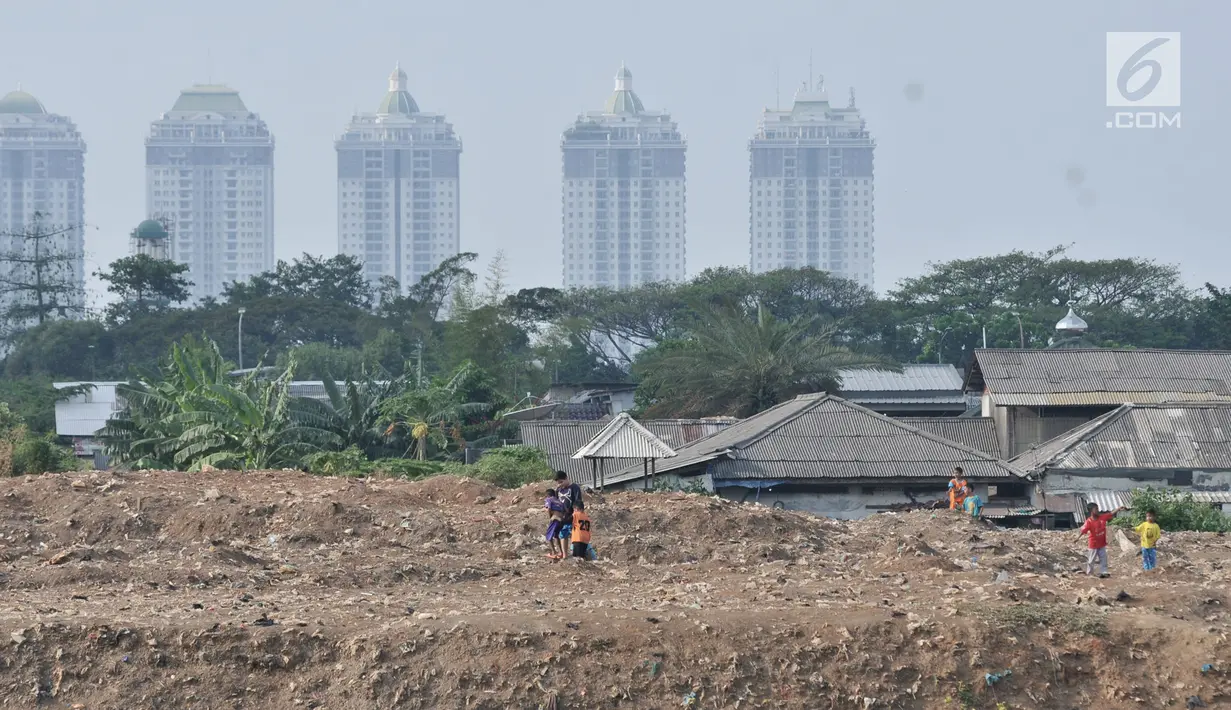 Anak-anak bermain di atas tanah puing lahan sengketa di Pedongkelan, Jakarta, Kamis (11/7/2019). Meski bertempat tinggal di atas lahan sengketa, anak-anak setempat memanfaatkan tanah kosong yang penuh semak belukar tersebut sebagai sarana bermain ketika sore hari. (merdeka.com/Iqbal S. Nugroho)