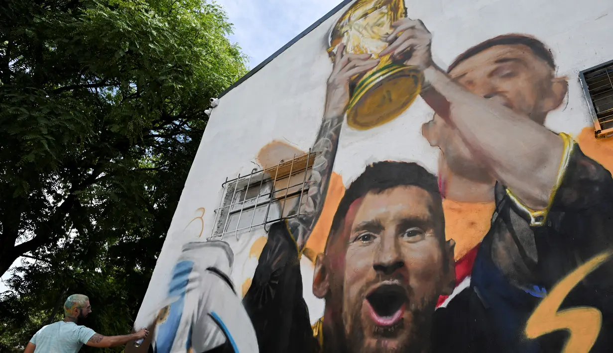 <p>Seniman Maxi Bagnasco melukis mural yang menggambarkan kapten dan penyerang Argentina Lionel Messi mengangkat Trofi Piala Dunia 2022 di samping rekan satu timnya setelah memenangkan turnamen Piala Dunia Qatar 2022 di Buenos Aires pada 22 Desember 2022. (AFP/Luis Robayo)</p>