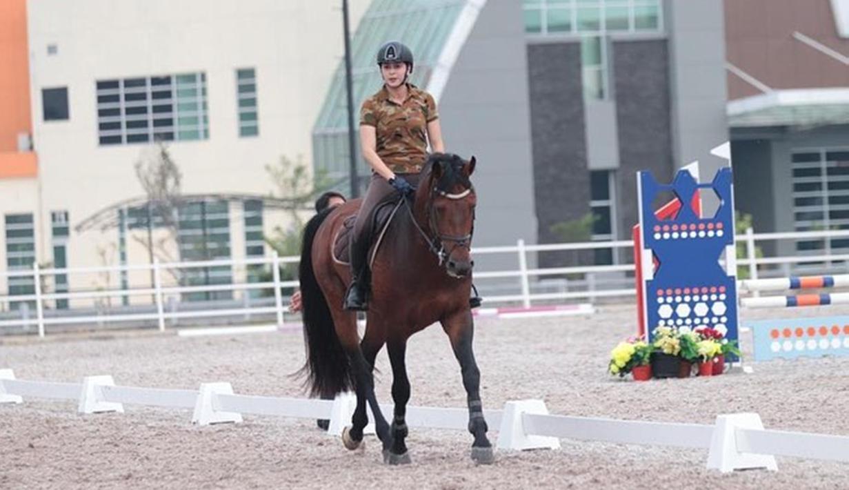Saat berada di area berkuda, Nabila tampak menikmati waktunya bersama hewan kesayangannya tersebut. Berada diatas punggung si kuda, Nabila tetap terlihat cantik dengan kaos sederhana lengkap dengan helm pelindung.  (Liputan6.com/IG/@nsyakieb85)