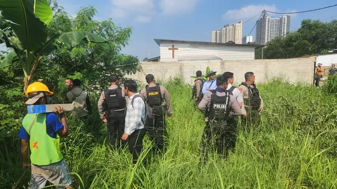 Pengukuran Batas Kampung Baru Depok: Polisi Bersenjata Siaga Penuh.