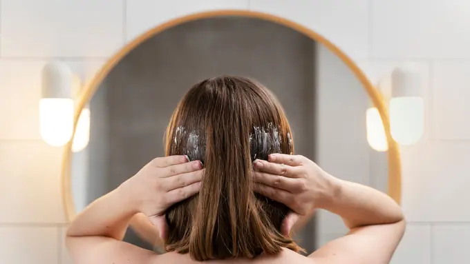 Ilustrasi menggunakan masker rambut/freepik.com