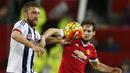 Pemain MU, Daley Blind berebut bola dengan pemain WBA, Rickie Lambert pada laga Liga Premier Inggris di Stadion Old Trafford, Inggris, Sabtu (7/11/2015). (Reuters/Andrew Yates)