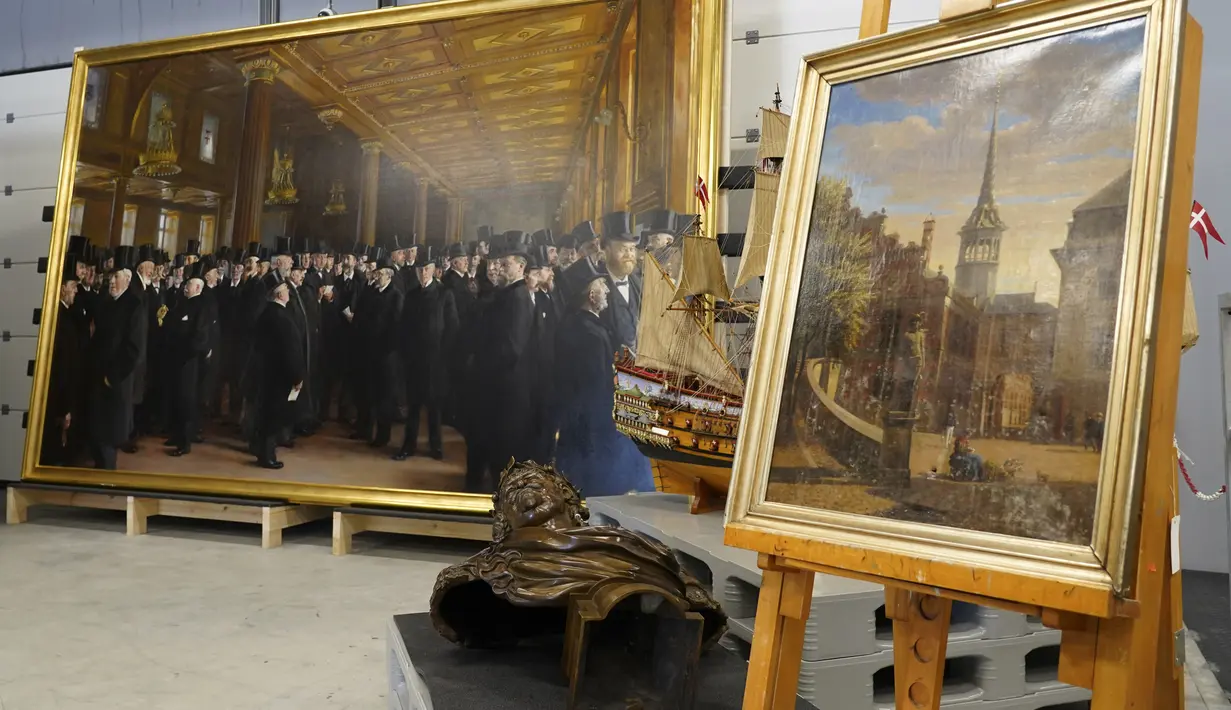Karya seni yang diselamatkan dari Boersen saat kebakaran dipajang di gudang Museum Nasional di Vinge, Denmark, pada Selasa (4/6/2024). (AP Photo/James Brooks)