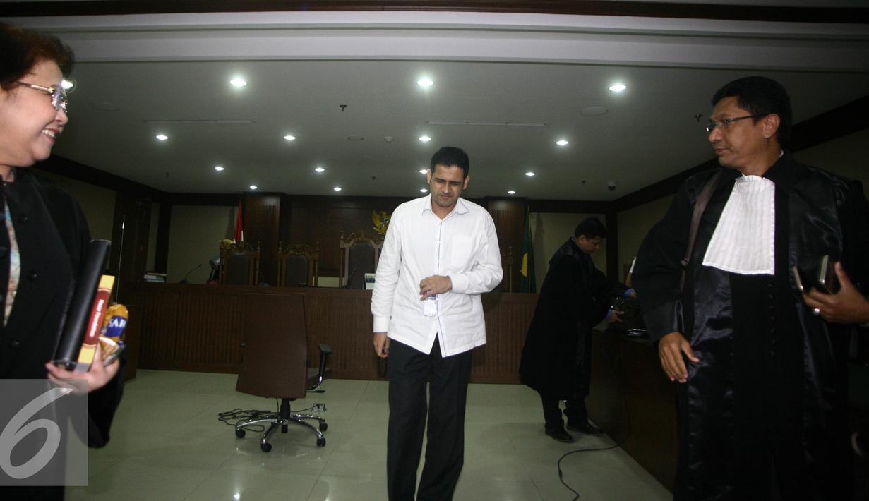 M. Nazaruddin tersangka Wisma Atlet usai mengikuti sidang vonis di pengadilan Tipikor, Jakarta,Rabu (15/6) Nazarudin divonis 6 tahun penjara denda 1 miliar subsider 1 tahun. (Liputan6.com/Helmi Afandi)