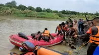 Tim SAR gabungan mengevakuasi pelajar yang tenggelam di Sungai Cilutung anak Sungai Cimanuk Sumedang. (Foto: Dok. Humas Basarnas)
