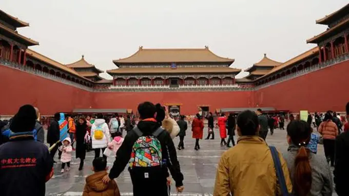 Kota Terlarang, merupakan istana terisolasi kaisar Qing dan Dinasti Ming China untuk tempat wisata utama yang terletak di pusat ibu kota. (AP Photo/Aijaz Rahi)