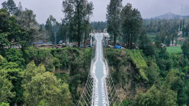 Jembatan Kaca Seruni Point di Kawasan Strategis Pariwisata Nasional (KSPN) Bromo-Tengger-Semeru, Jawa Timur. (Dok. Kementerian PUPR)