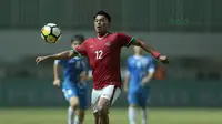 Aksi pemain timnas Indonesia U-23, Lerby Eliandri saat melawan Uzbekistan pada laga PSSI Anniversary Cup 2018 di Stadion Pakansari, Bogor, (03/5/2018).  (Bola.com/Nick Hanoatubun)