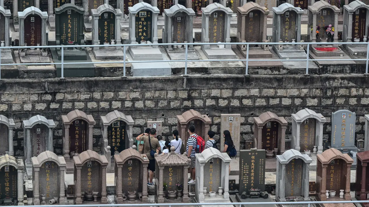 FOTO: Tradisi Bersih-Bersih Makam Orang Tercinta di Hong Kong