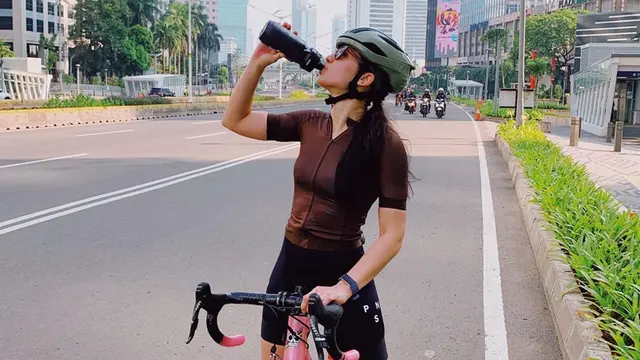Gaya Pevita Pearce saat Bersepeda Ini Curi Perhatian, Tetap Kece