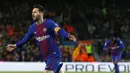 Striker Barcelona, Lionel Messi, melakukan selebrasi usai mencetak gol ke gawang Leganes pada laga La Liga di Stadion Camp Nou, Sabtu (7/4/2018). Barcelona menang 3-1 atas Leganes. (AP/Manu Fernandez)