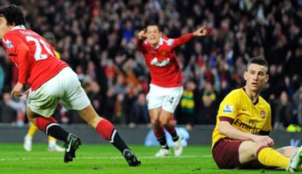 Bek Manchester United Fabio Da Silva (kiri) merayakan gol pembuka kemenangan 2-0 atas Arsenal di babak perempat final Piala FA pada 12 Maret 2011 di Old Trafford. AFP PHOTO/ANDREW YATES