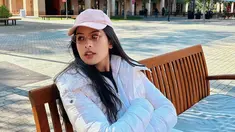 Melalui akun Instagram, Maudy Ayunda dan Jesse Choi yang tengah berada di California menyempatkan waktu untuk mengunjungi Standford University. Dirinya pun terlihat kembali mengenang masa-masa kuliah. (Liputan6.com/IG/@maudyayunda)