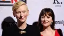 Dakota Johnson dan Tilda Swinton berpose saat menghadiri pemutaran perdana film terbarunya "Suspiria" di Los Angeles (24/10). (AP Photo/Chris Pizzello)